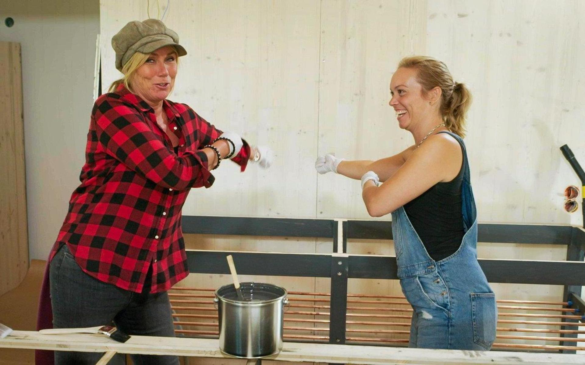 Anne Lundberg (till vänster) är programledare för &quot;Husdrömmar&quot; som i det kommande avsnittet besöker Jennie Vinterthun och hennes familj i Veddige.