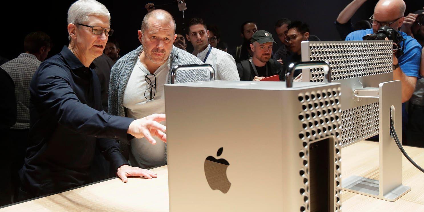 Apple-cheferna Tim Cook och Jonathan Ive med en Mac Pro på företagets utvecklarkonferens i Kalifornien i början av juni.