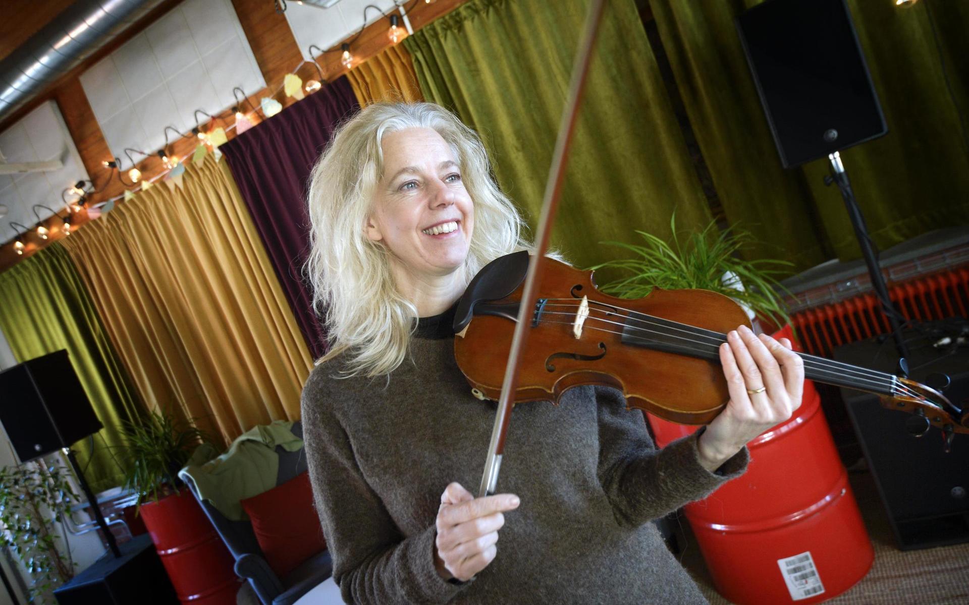 Sedan 2005 är Anette Wallin riksspelman, hon lever i musiken, är lärare på kulturskolan i Varberg, uppträder i olika sammanhang,  hon har gett ut en egen skiva med egna sånger och folkvisor och har tonsatt en mässa ”Vi öppnar våra hjärtan”  i folkton på uppdrag av Träslövs församling.