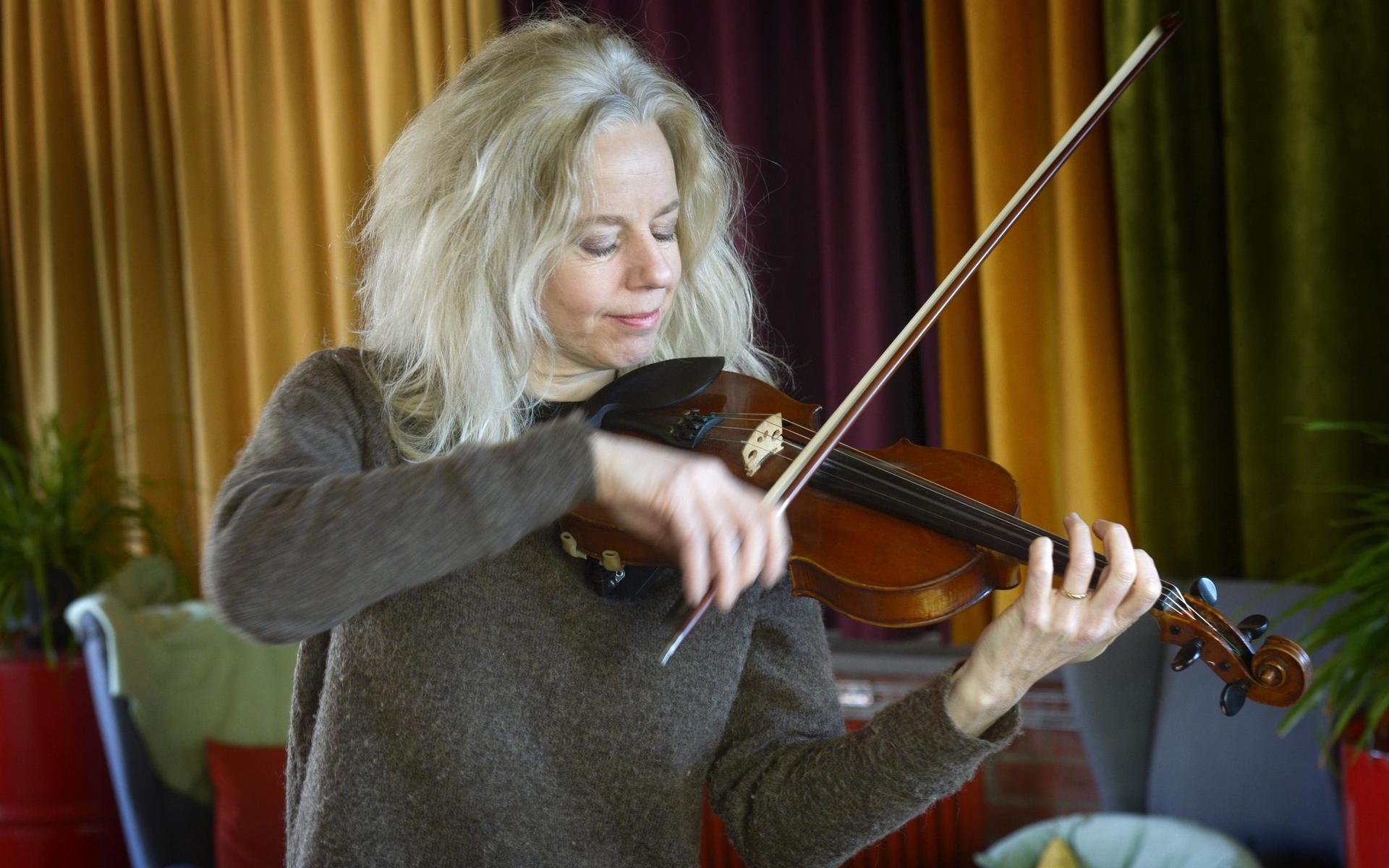 Anette Wallin är dotter till den välkända folkmusikern Leopold Wallin.