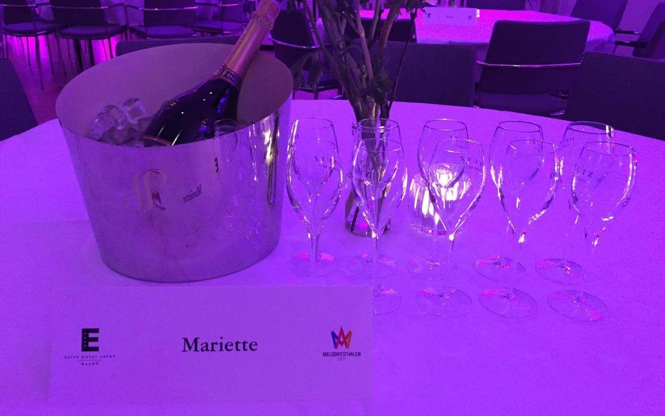 Här väntar champagnen på Mariette och hennes gäng. Än så länge inte en artist i sikte. Foto: GP