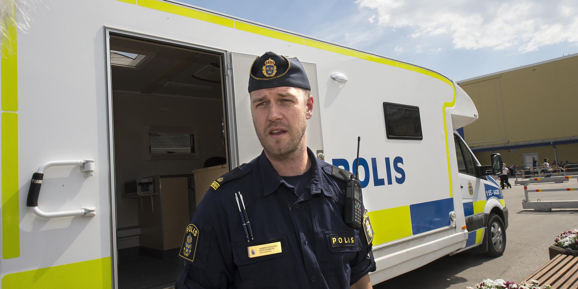 Anders Persson, stationsbefäl på polisen i Falkenberg, säger att polisen aldrig ringer folk och ber dem samla ihop smycken och värdesaker. 
