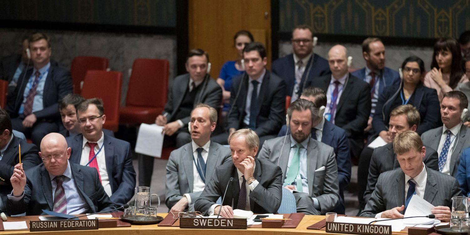 Rysslands FN-ambassadör Vassilij Nebenzia, t v, och Storbritanniens biträdande FN-ambassadör Jonathan Allen, t h. I mitten Sveriges FN-ambassadör Olof Skoog som konstaterar att "bollen ligger hos ryssarna".