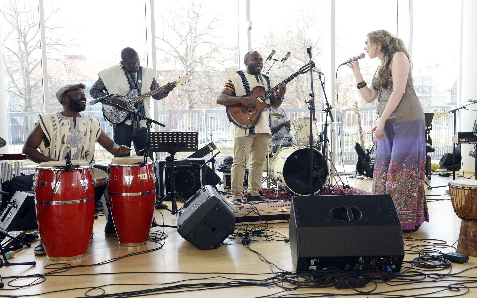 Kongo-födde Edo Bumba (med akustisk gitarr på bilden från Halmstad 2013) ska spela på Fregatten i Varberg fredagens den 18 januari.