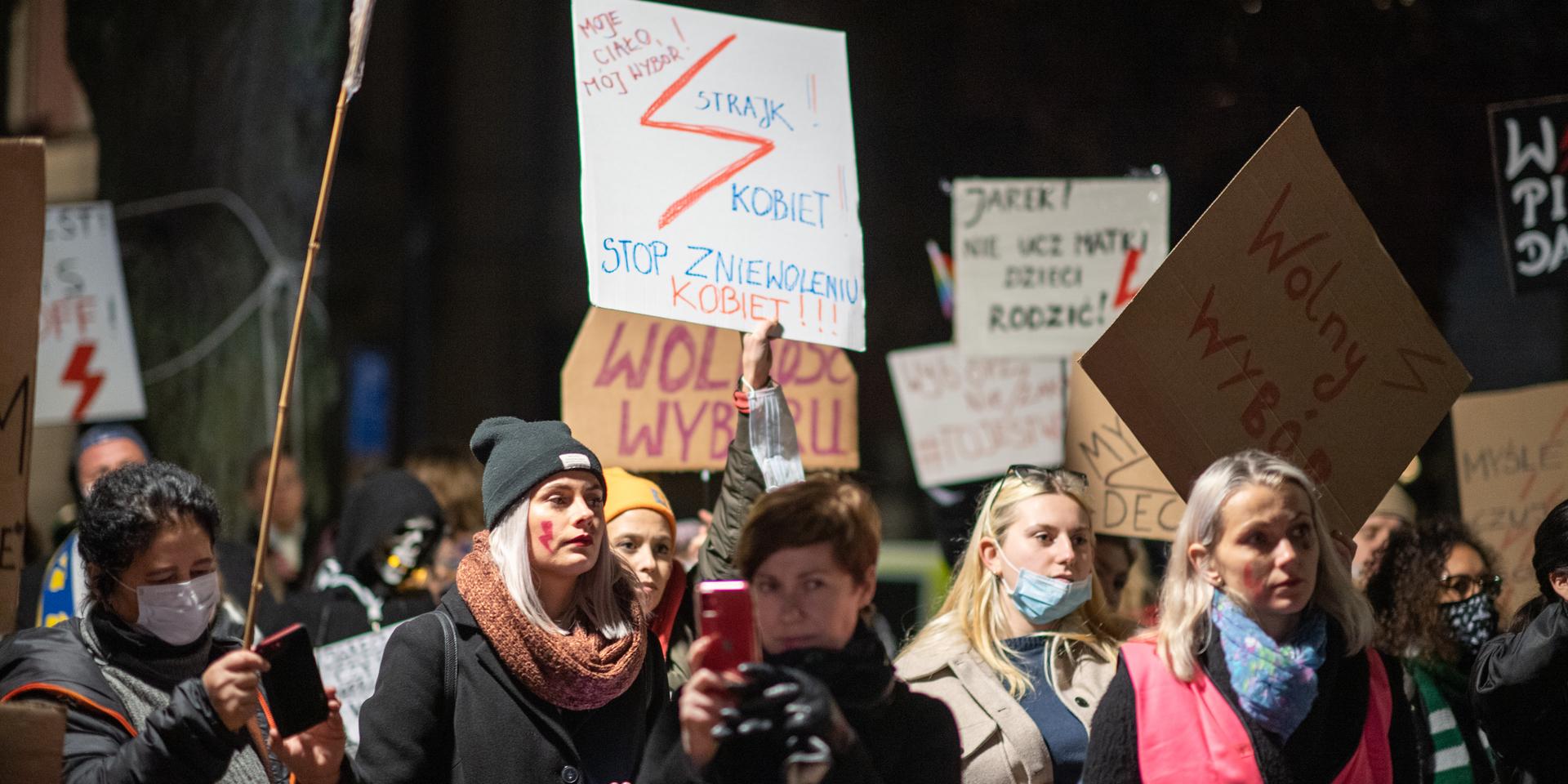 STOCKHOLM 20201028 En demonstration utanför Polens ambassaden i Stockholm mot landets skärpning av abortlagar. 
Foto: Amir Nabizadeh / TT kod 12040
