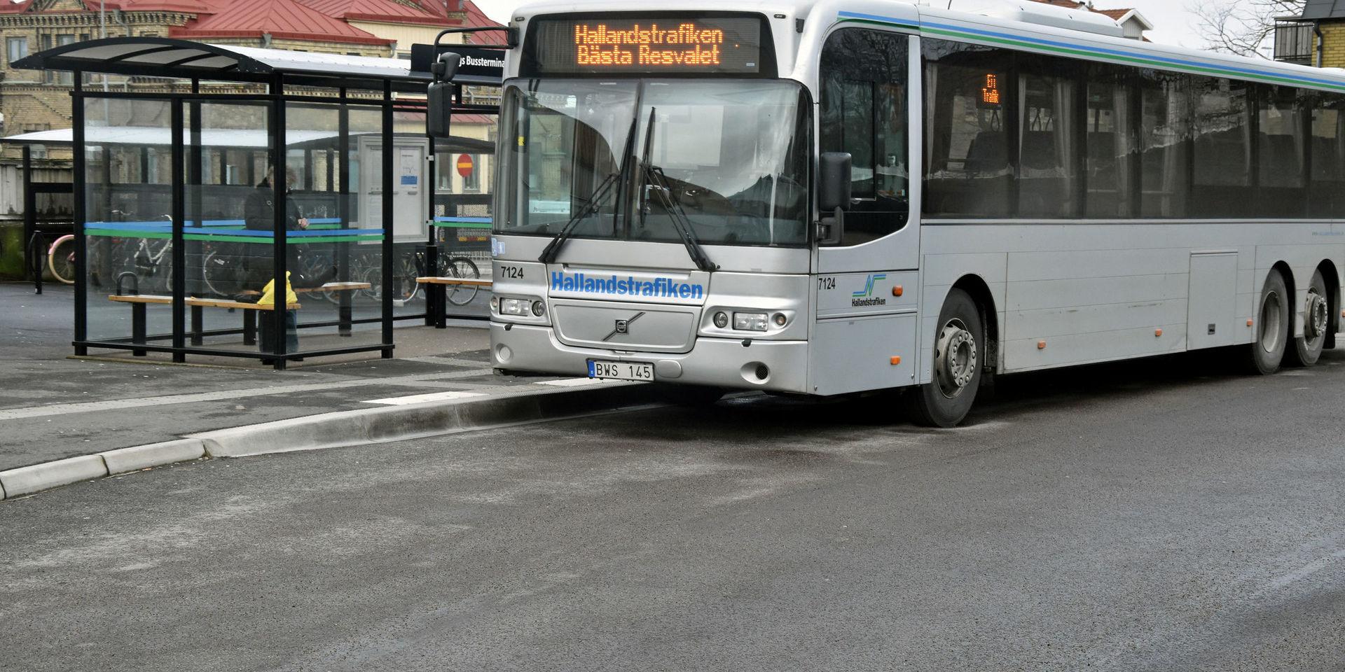 Hur tänkte egentligen Hallandstrafiken när första stadsbussen går klockan 7 på morgonen? 