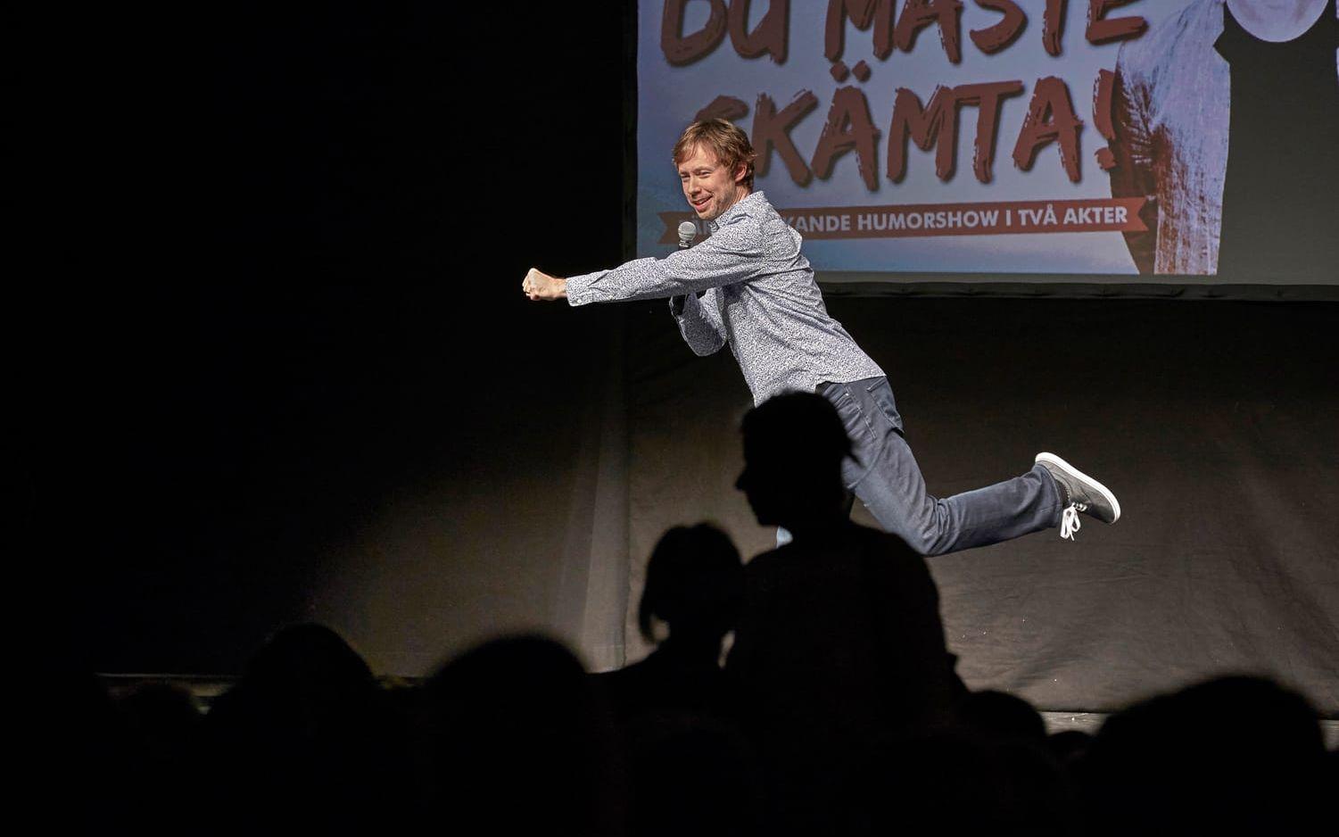 Tobias Persson som sig själv i show en"Du måste skämta!" i Falkenbergs stadsteater. Bild: Bo Håkansson, Bilduppdraget