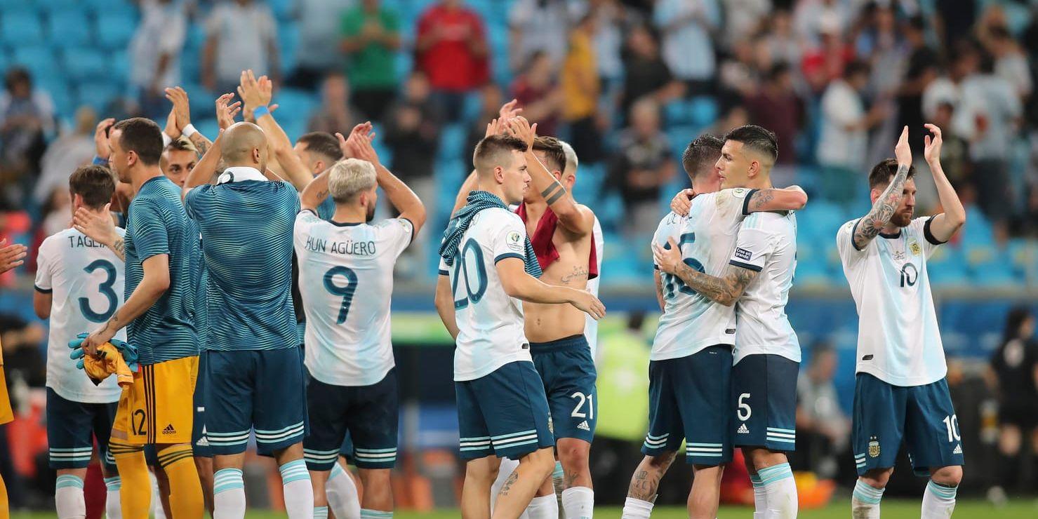 Ett lättat Argentina firar segern mot Qatar.