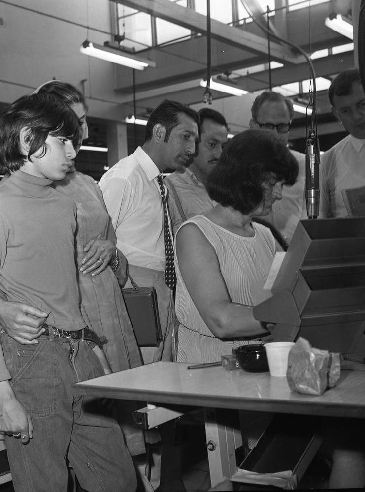 Arkiv. 1969 fångades den romska familjen Demeter på bild när de var på studiebesök på Sweda.