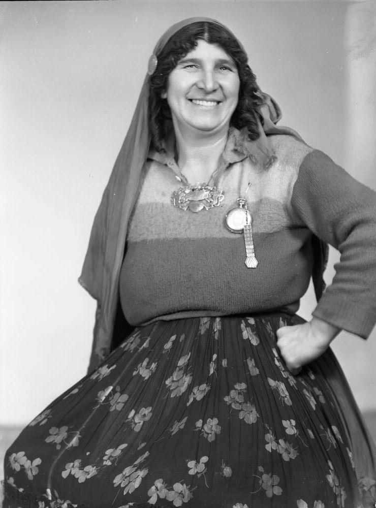 Fotografen Märta Ågren fotade en romsk kvinna i sin ateljé på 1940-talet. Anna-Lena Nilsson, arkivchef på Hallands Kulturhistoriska museum, har letat fram bilder och text om romer i Halland till kvällens föreläsning.