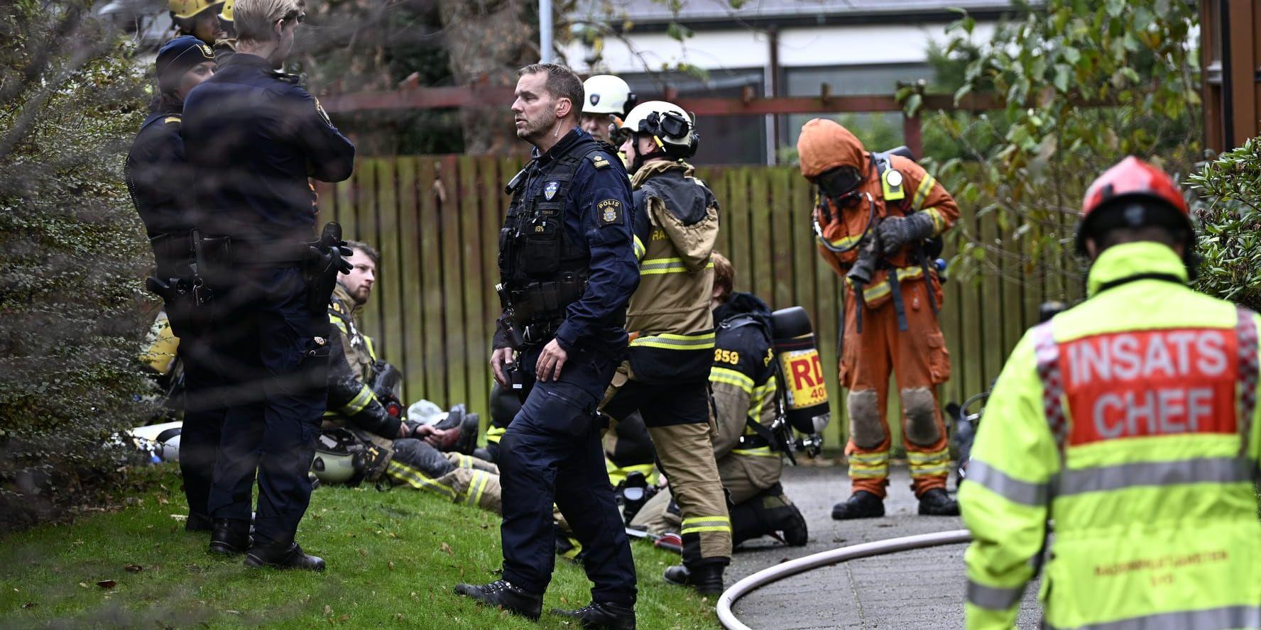 Räddningstjänsten och polisen vid bostaden i Lund som brann kraftigt på söndagen.