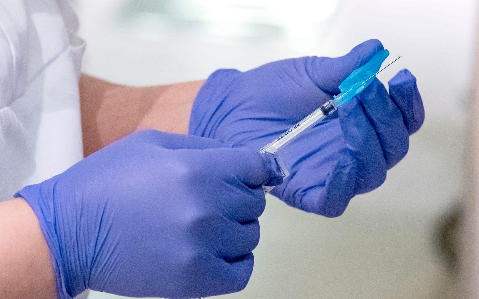 Vaccineringen med Modernas vaccin kan försenas i vissa regioner om inte regeringen kommer med ett beslut i försäkringsfrågan för vaccinet. Arkivbild.