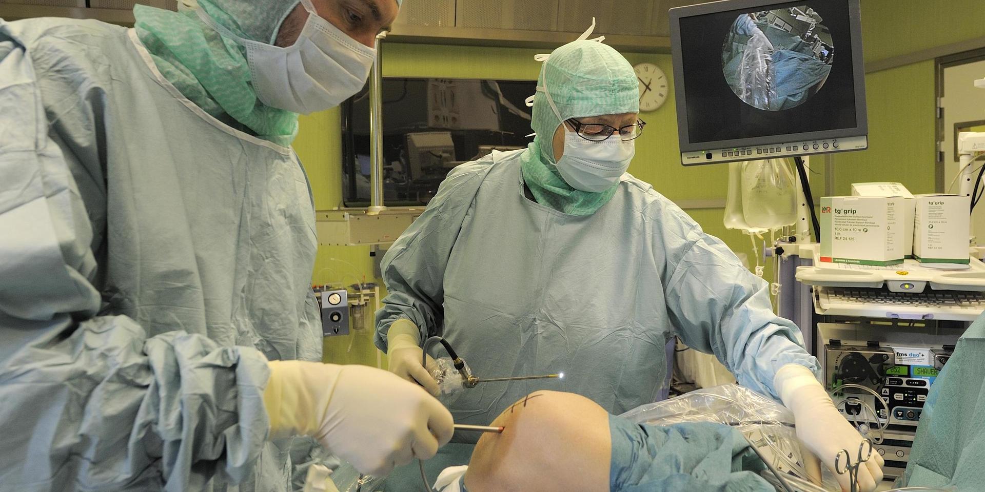 En man genomgår en knäoperation, artroskopi, där en bit av menisken tas bort genom titthålskirurgi. 