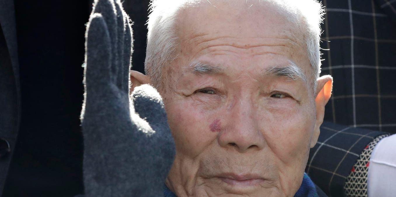 94-åriga Lee Chun-Sik anländer till Högsta domstolen i Seoul under tisdagen.