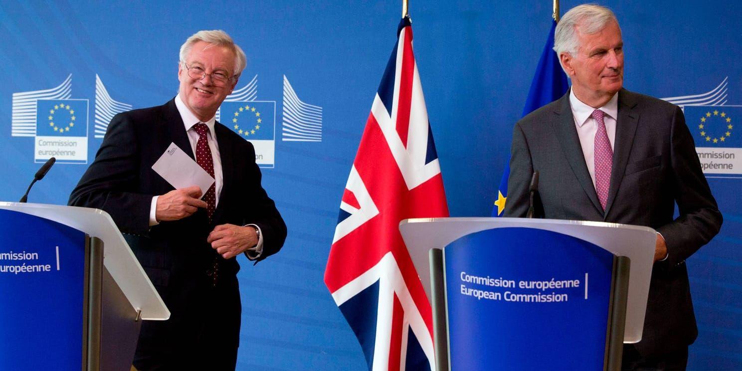 EU:s brexitförhandlare Michel Barnier (till höger) och hans brittiske motpart David Davis i Bryssel.