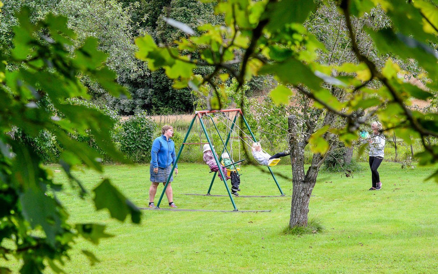 Gung. Jessica Andersson i trädgården tillsammans med sina dagbarn. Foto: Kalle Pettersson