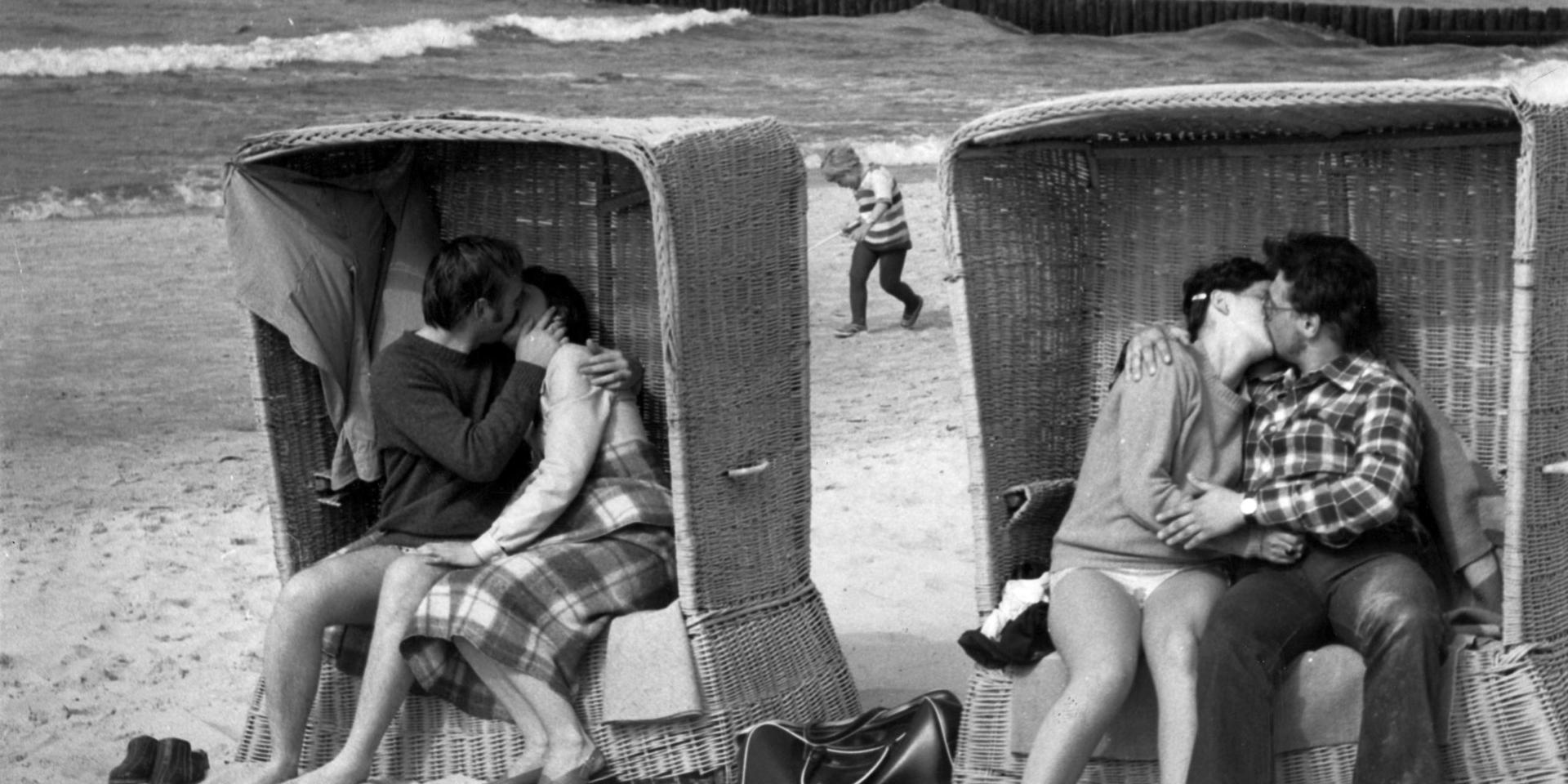 Lagom hångel på stranden i Polen år 1979? Lite oklart hur coronasäker hytten är.