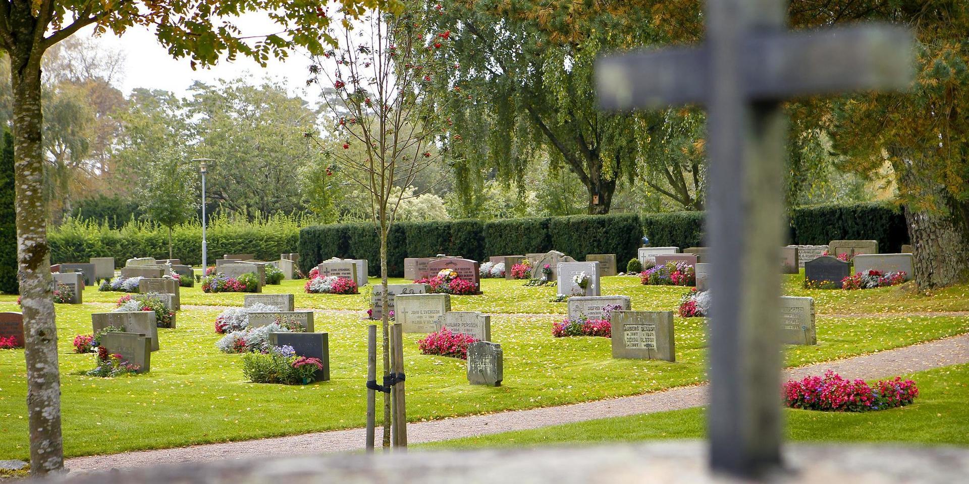 Kostnaderna för skötseln av våra begravningsplatser/kyrkogårdar ska belasta begravningsavgiften, skriver debattören.