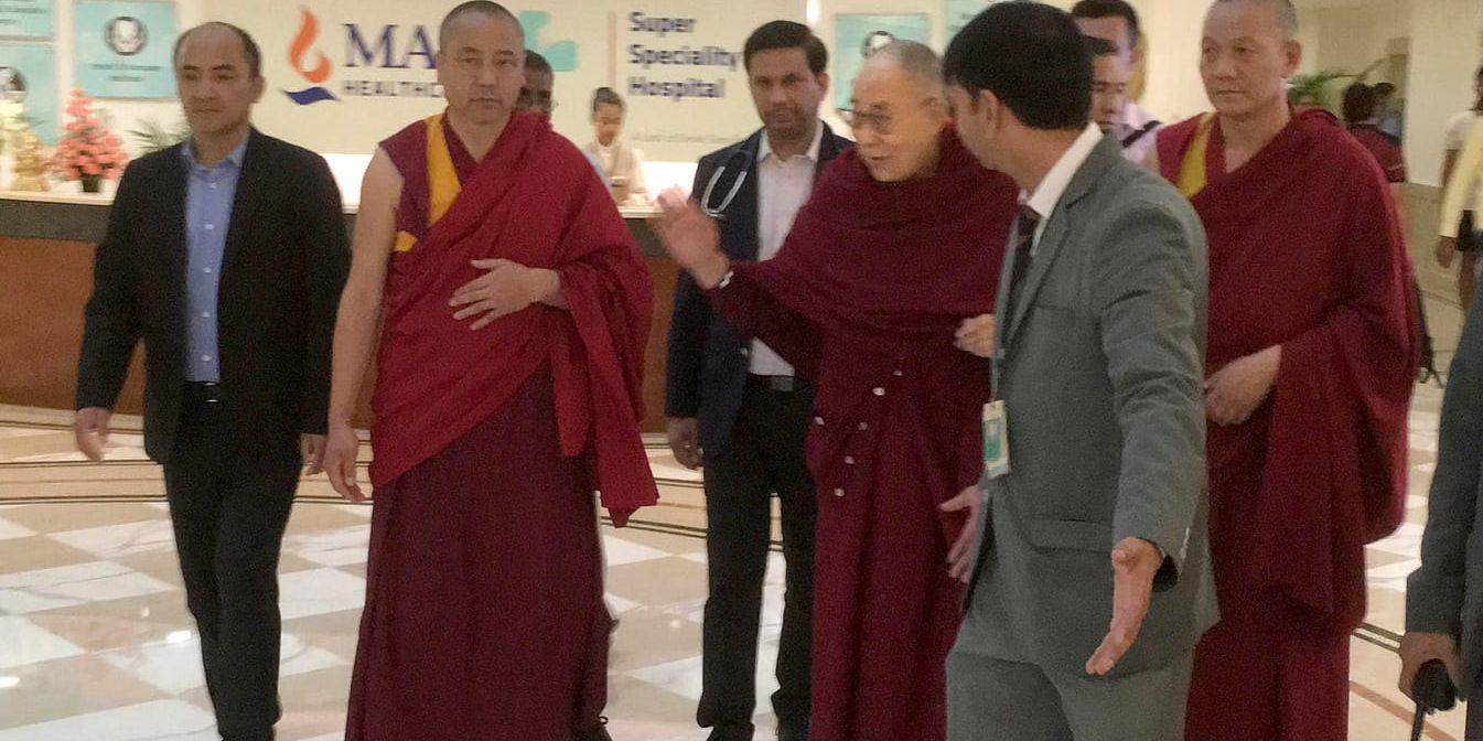83-årige Dalai lama lämnar sjukhuset i Indien där han har vårdats sedan i tisdags.