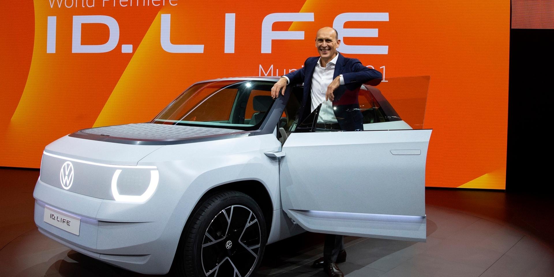 Ralf Brandstätter, vd för märket Volkswagen, visar upp den nya bilen på bilmässan i München.