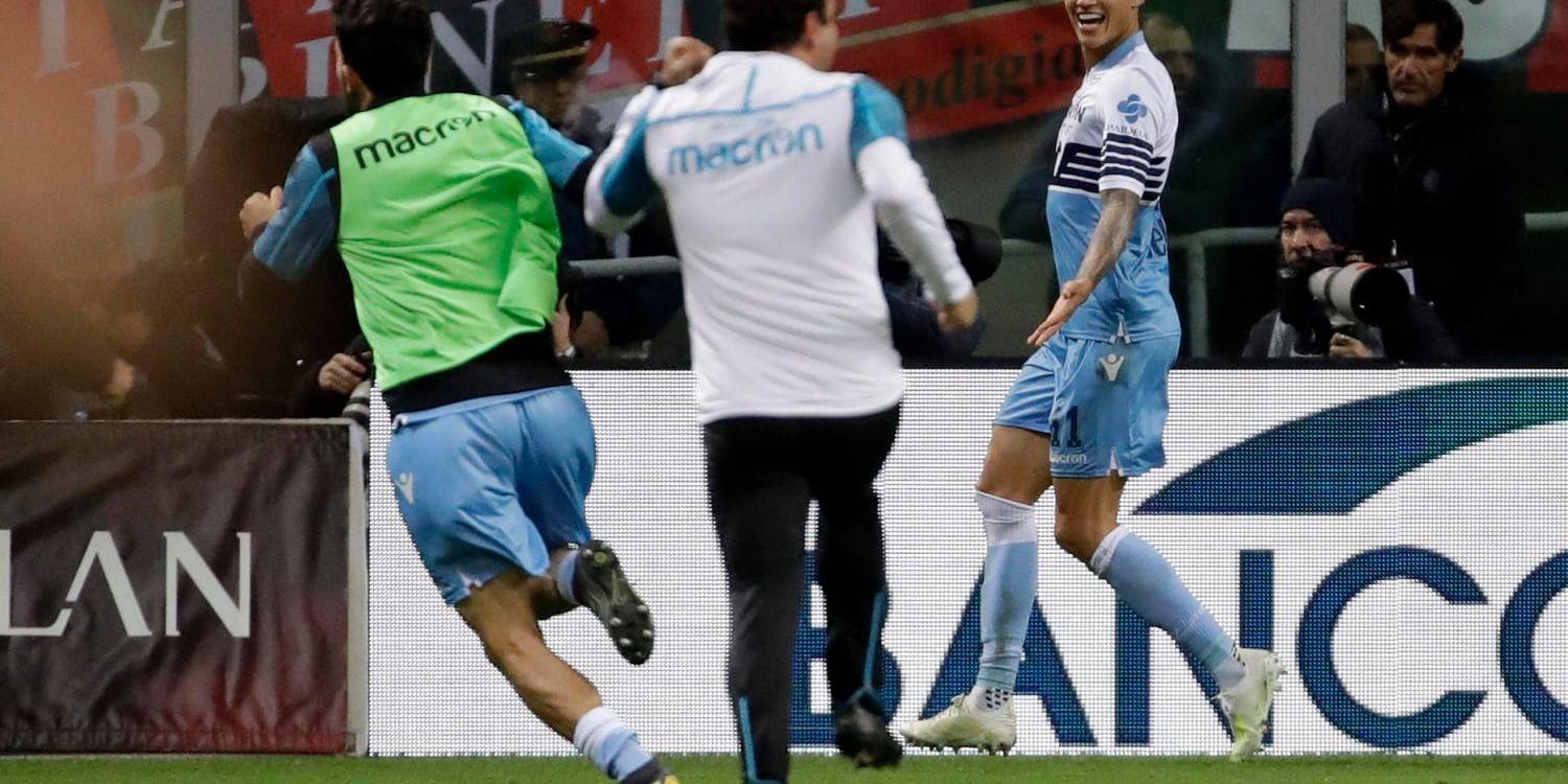 Lazios argentinare Joaquin Correa jublar efter matchens enda mål på San Siro.