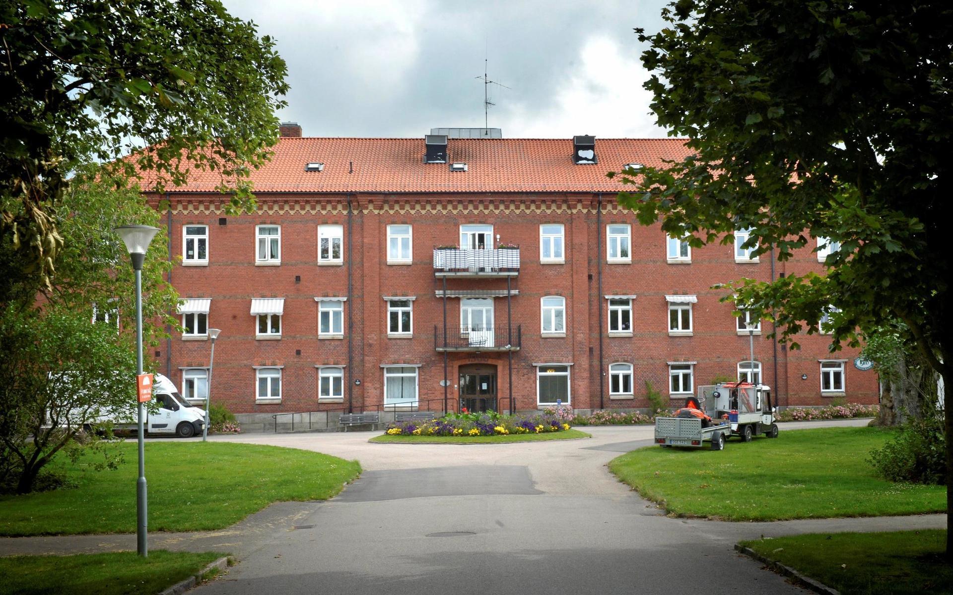 HN:s granskning visade att kommunens informationsarbete havererade när coronasmittan tog sig in på äldreboendet Östergården i Varberg.