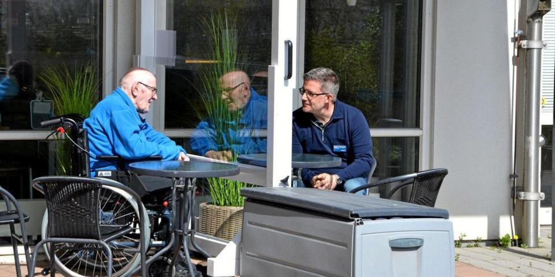 Torsten Larsson, boende på på Bokens äldreboende i Falkenberg, och projektledaren Mattias Törngren, som står bakom idén med plexiglasen.