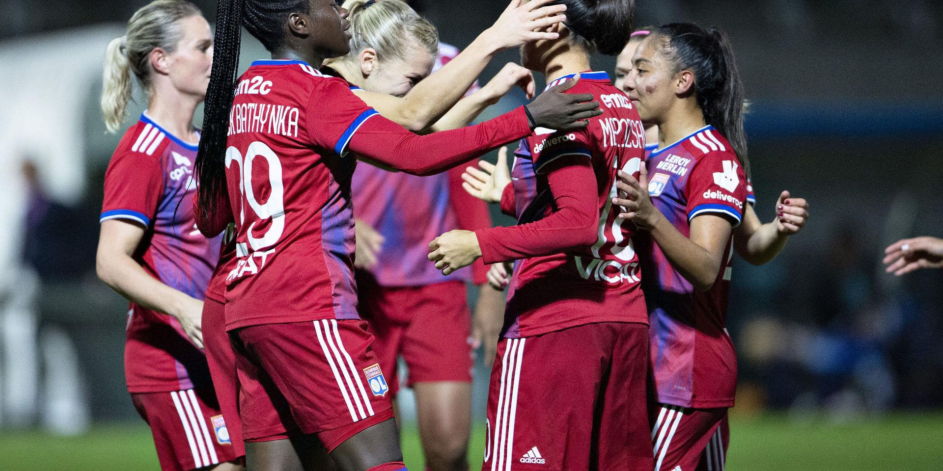Lyons Ada Hegerberg firar med lagkamraterna efter sitt 4–0-mål mot danska Hjørring i CL.