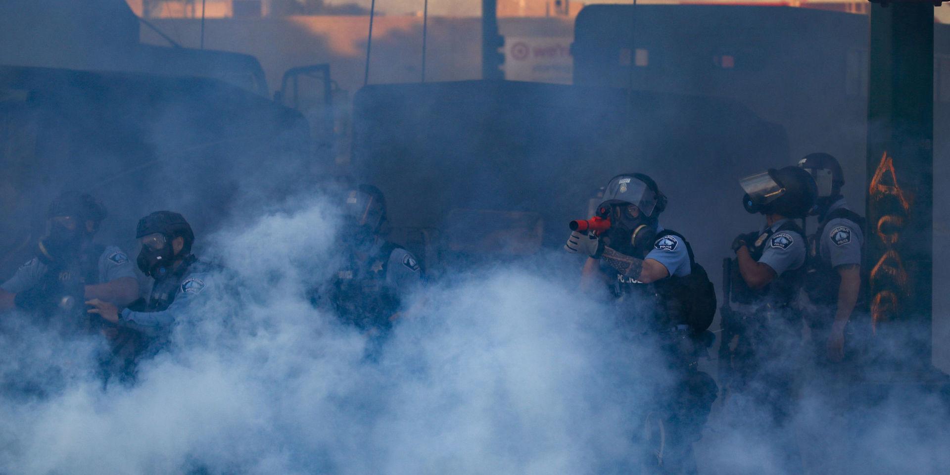 Polisen avfyrar tårgas vid protesterna i Saint Paul i Minnesota på fredagen.
