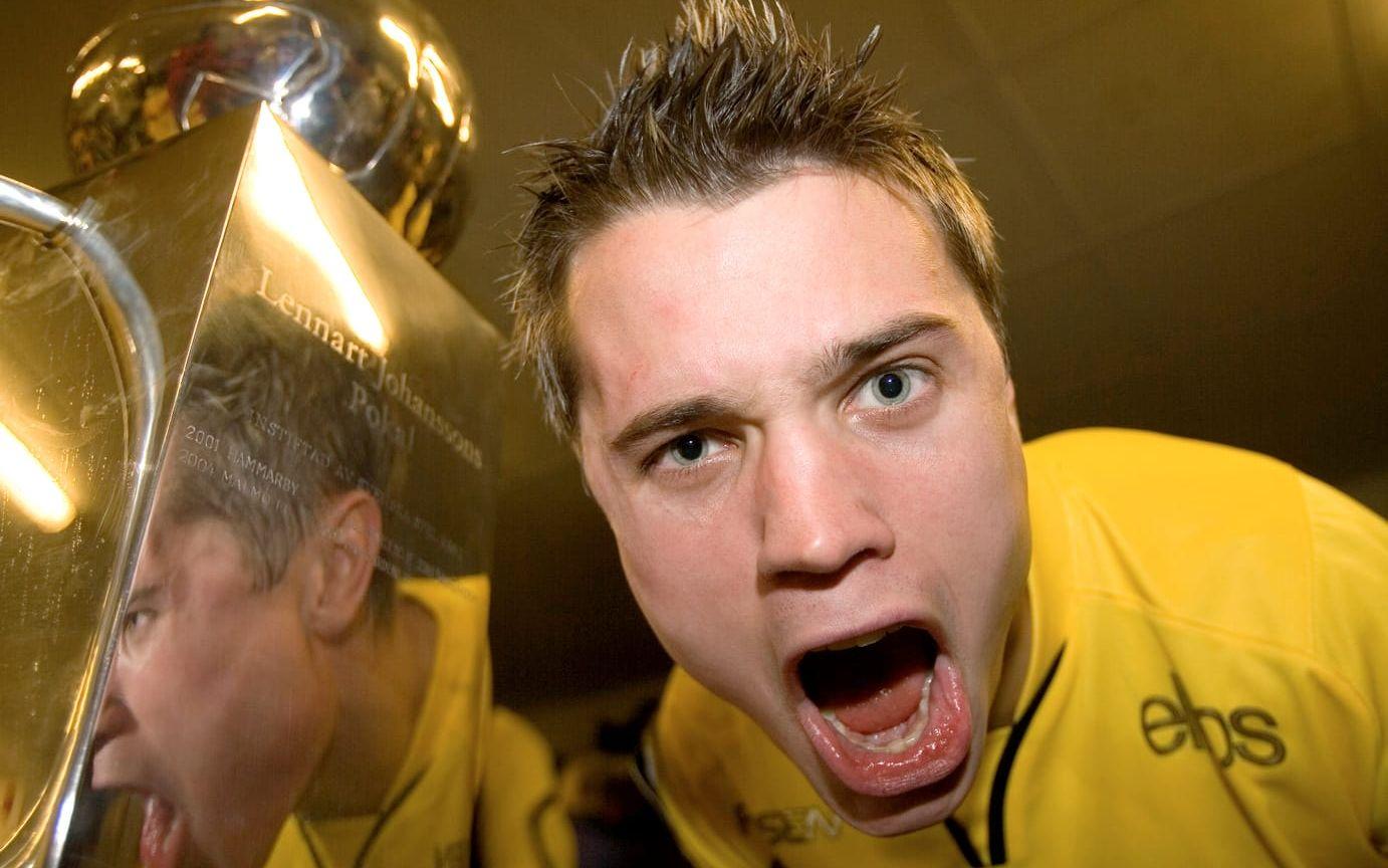 Sjöhage slog igenom med dunder och brak som tonåring. 20 år gammal tog han SM-guld med Elfsborg, klubbens första på 45 år.