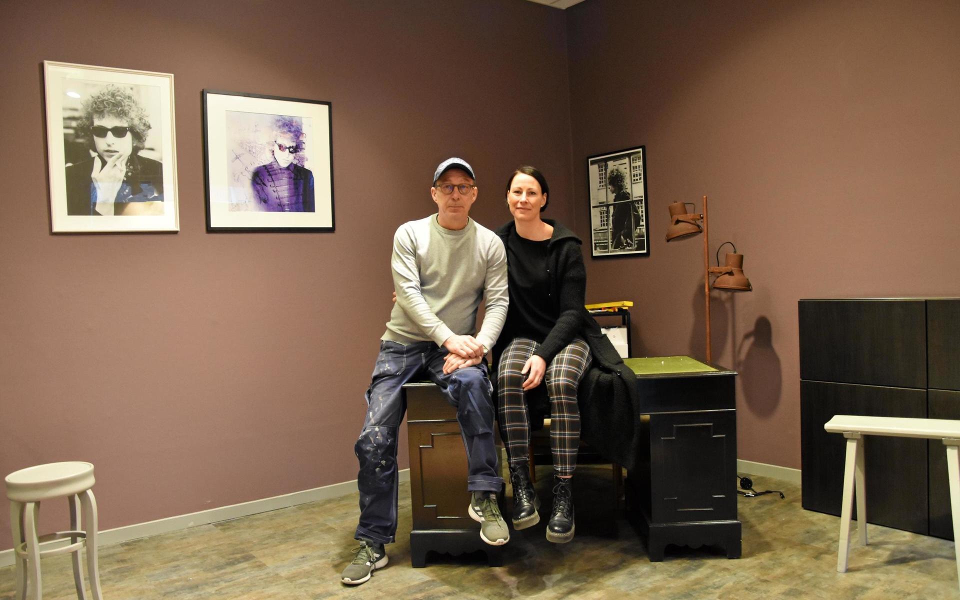 Martin och Mona Olsson ska öppna ny butik i Pelle P:s gamla lokaler på Kungsgatan i Varberg. Husguden Bob Dylan hänger redan på plats.