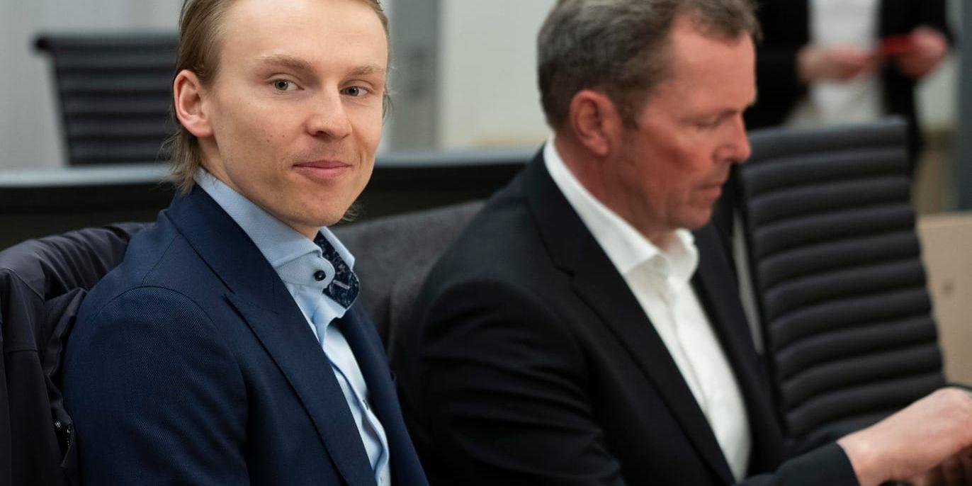 Henrik Kristoffersen och hans pappa Lars Kristoffersen under rättegången i Oslo tingsrätt i mars. Arkivbild.