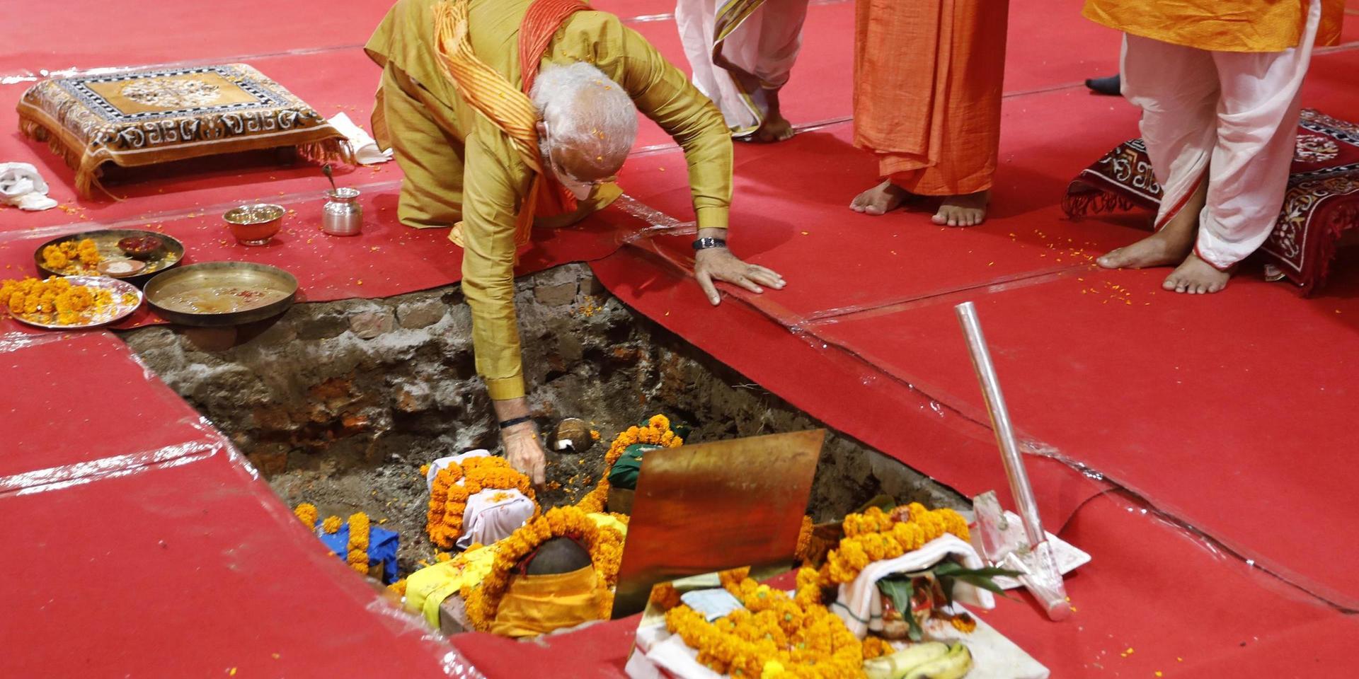 Indiens premiärminister Narendra Modi utför en ritual under ceremonin som inledde tempelbygget i Ayodhya.