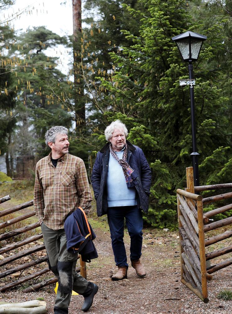 2013 lades Vargaslätten ut till försäljning för 6,5 miljoner. Göran Johansson (längst bak) la ett bud och fick köpa den 14 hektar stora skogsparken för 6 150 000 kronor. I förgrunden trädgårdsmästare Gerben Tjeerdsma.