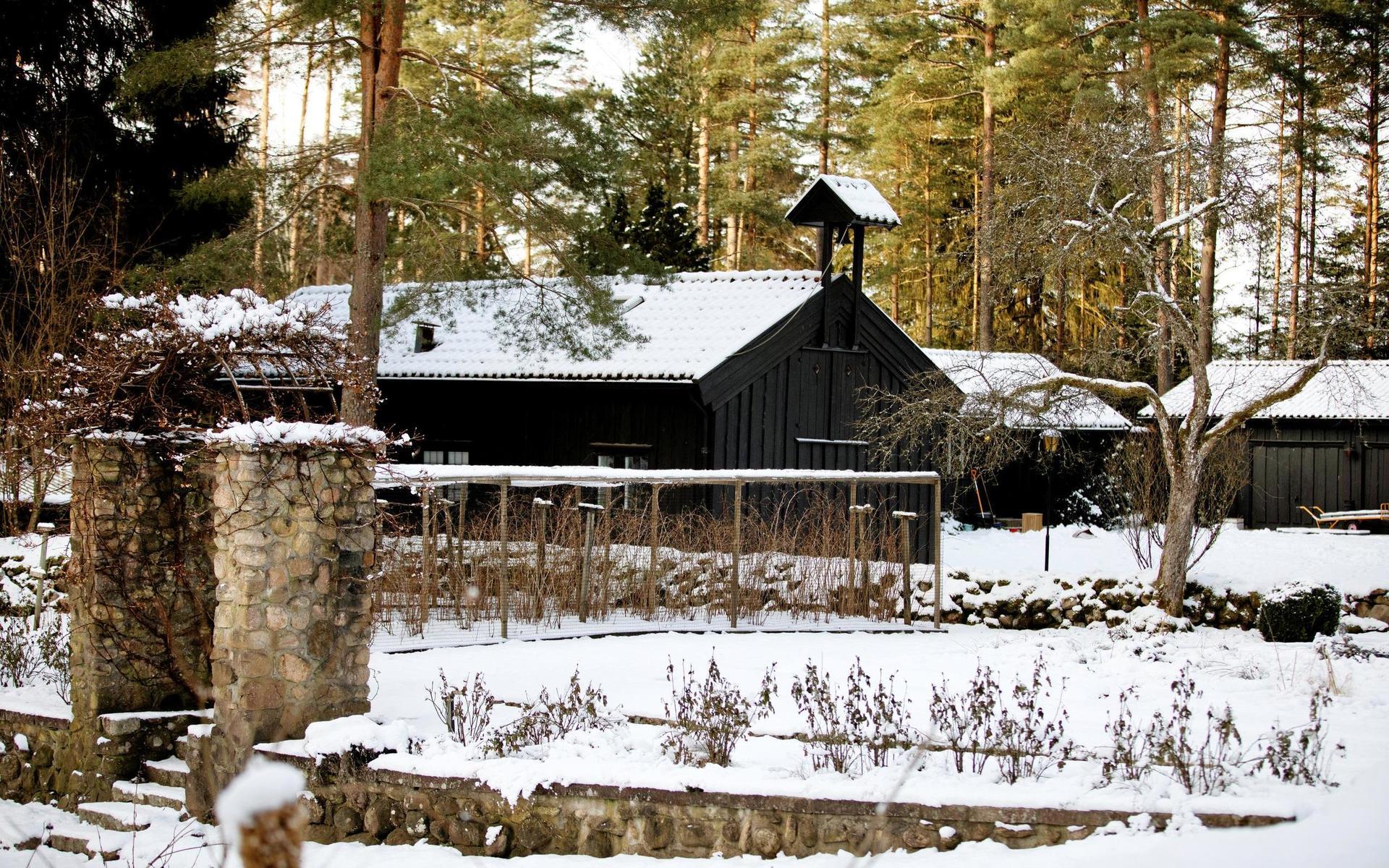 Här syns bostadshusen på Vargaslätten. Göran bor i Lill-stugan (närmast i bild), byggd 1917, men då som stall. Gerben och hans fru bor i Annexet (till höger i bilden), som byggdes 1956 då den befintliga ladugården revs.