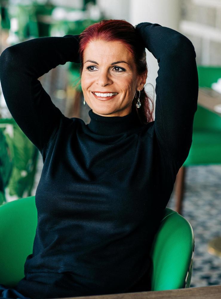Emma Steinwall trivs på Varbergs Stadshotell, där hon arbetade under skoltiden. Nu är hon aktuell med sin debutroman ”Det röda året”.