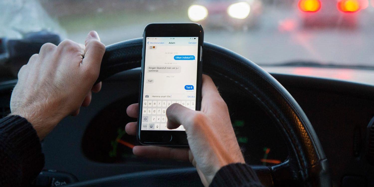 Sju bilförare av tio har någon gång läst, skickat eller besvarat sms i samband med bilkörning, enligt Bilprovningens enkät. Arkivbild.