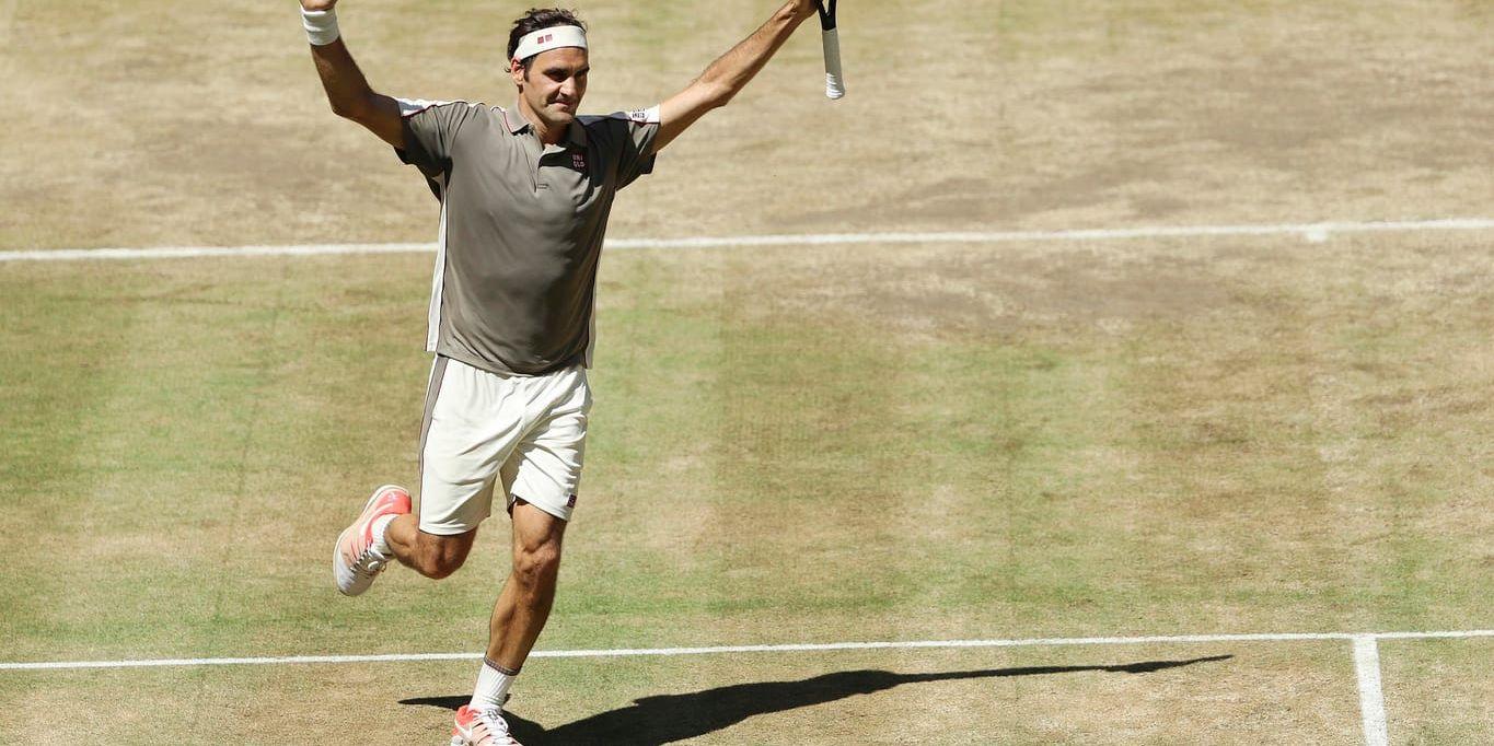 Roger Federer firar sin tionde titel i tyska Halle.