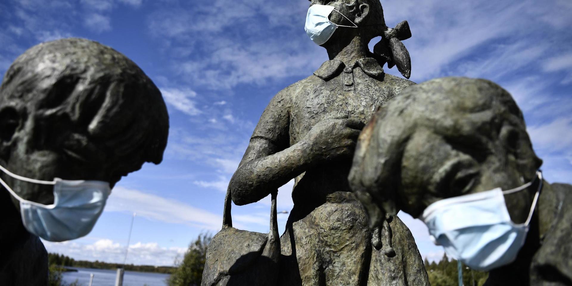HAPARANDA 20200824
Figurerna på en bronsstaty i Haparanda har fått ansiktsskydd.
Foto:  Erik Simander / TT kod 11720