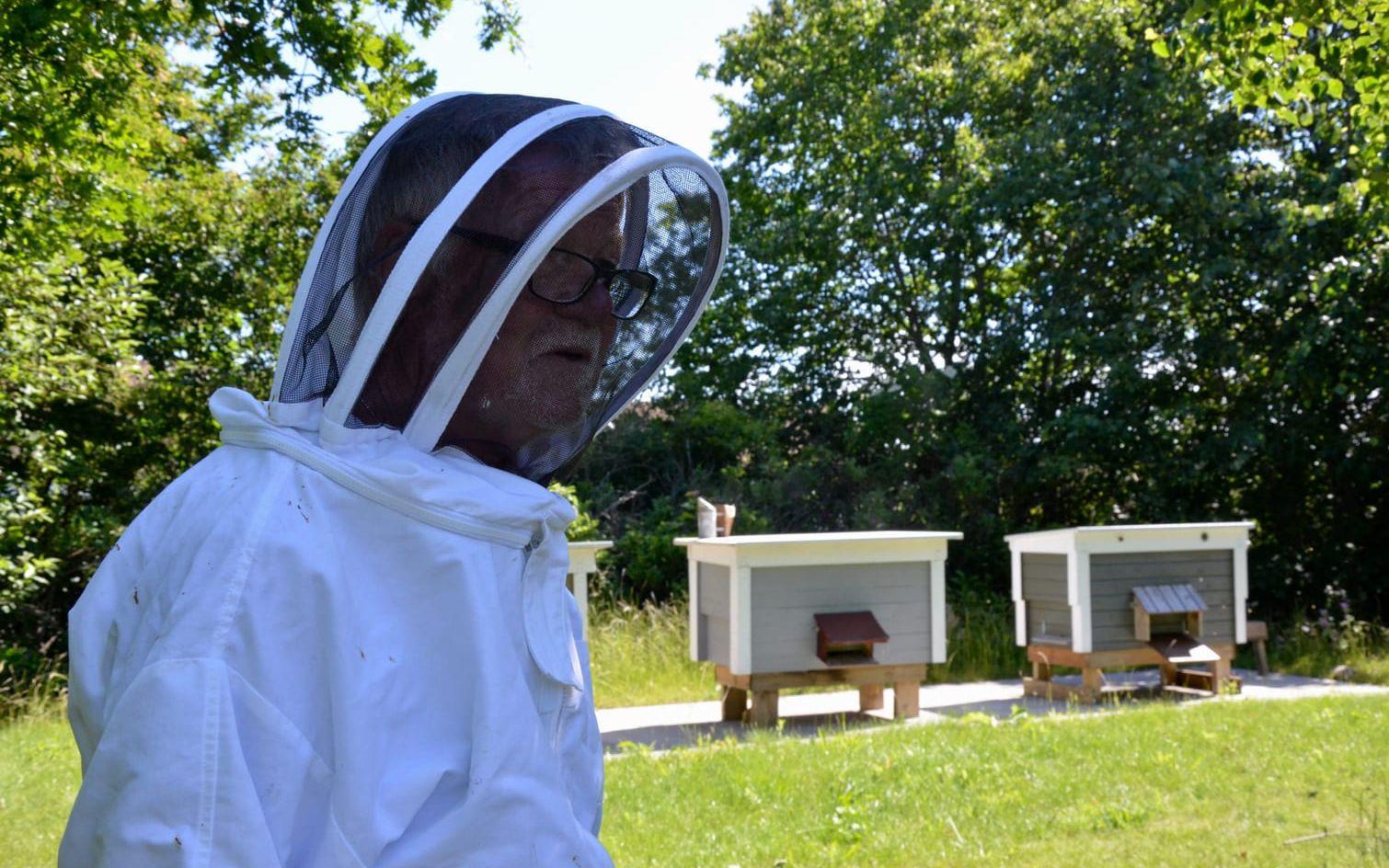 Biodlare. Jan Vastersson ser till kuporna nästan dagligen för att kolla till bina och ta hand om honungen de producerar. Bild: Carolin Gadallah