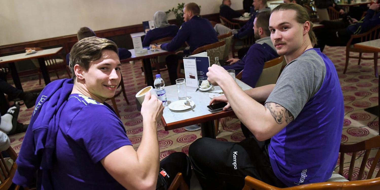 Jerry Tollbring och Lukas Nilsson tog en kaffe när de kommit fram till Zagreb.
