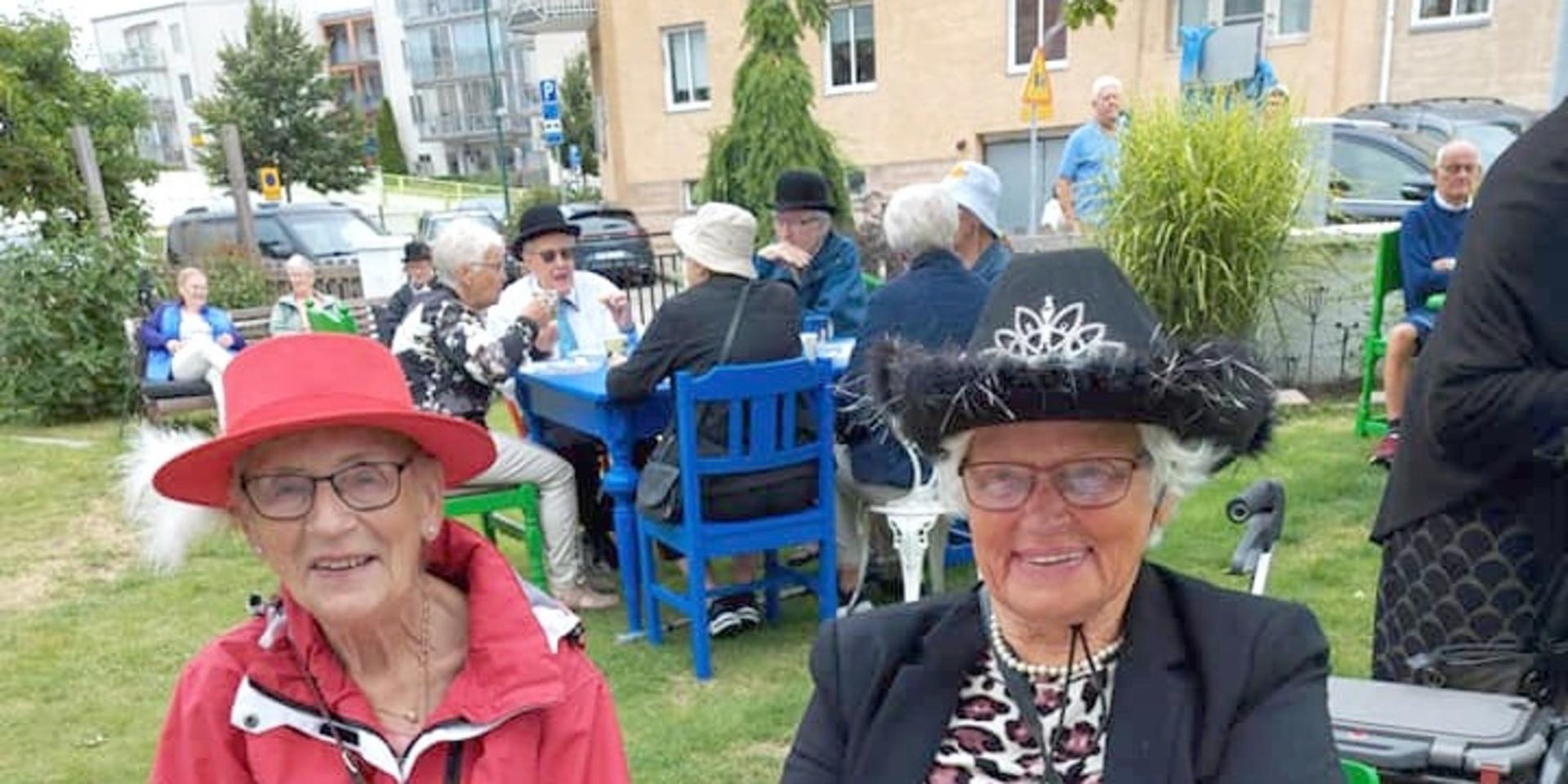 90 personer hade klätt upp sig i vackra och färgglada huvudbonader när Mötesplats Mölles vänner höll hattparad och våffelfika i Storans trädgård.