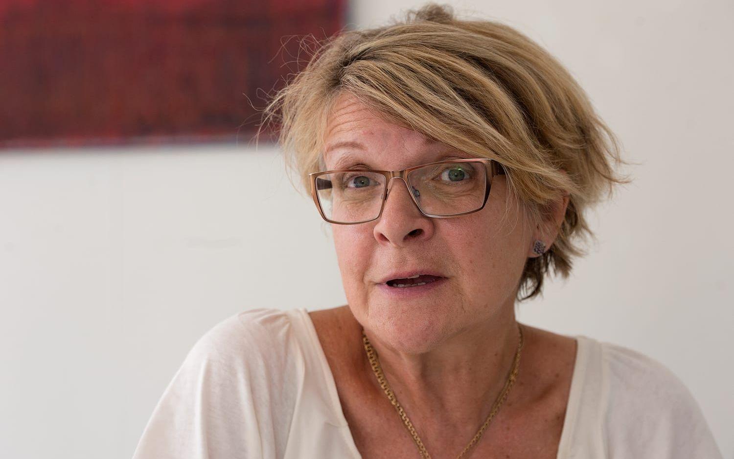 Samhällskritik. I Elisabeth Schlyter Olssons konst tar samtiden plats. "Mycket av min konst handlar om det jag ser omkring mig i samhället, målade i klara färger", säger hon.