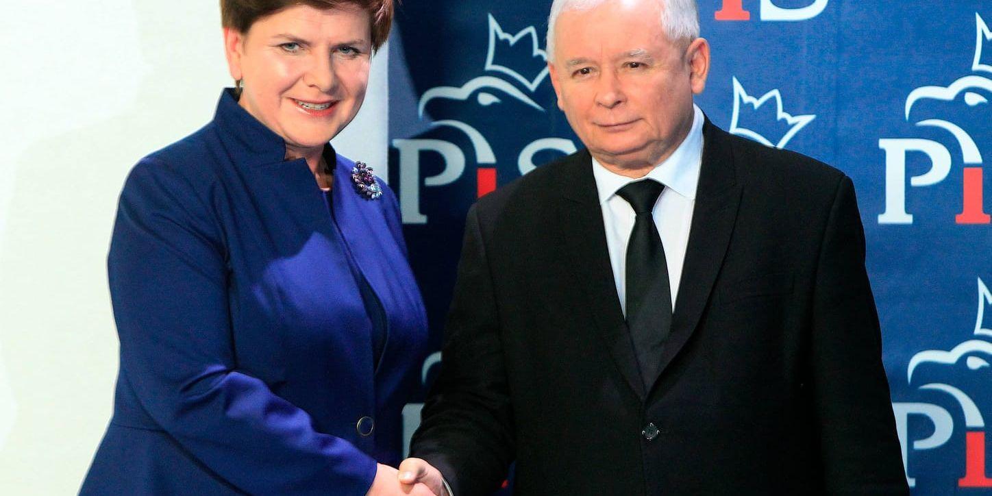 Polens premiärminister, Beata Szydlo, till vänster, och Jaroslaw Kaczynski partiledare för ultrakonservativa Lag och Rättvisa. Enligt den judiska organisationen EJC har antisemitismen ökat sedan Lag och Rättvisa tog över makten i landet. Arkivbild.