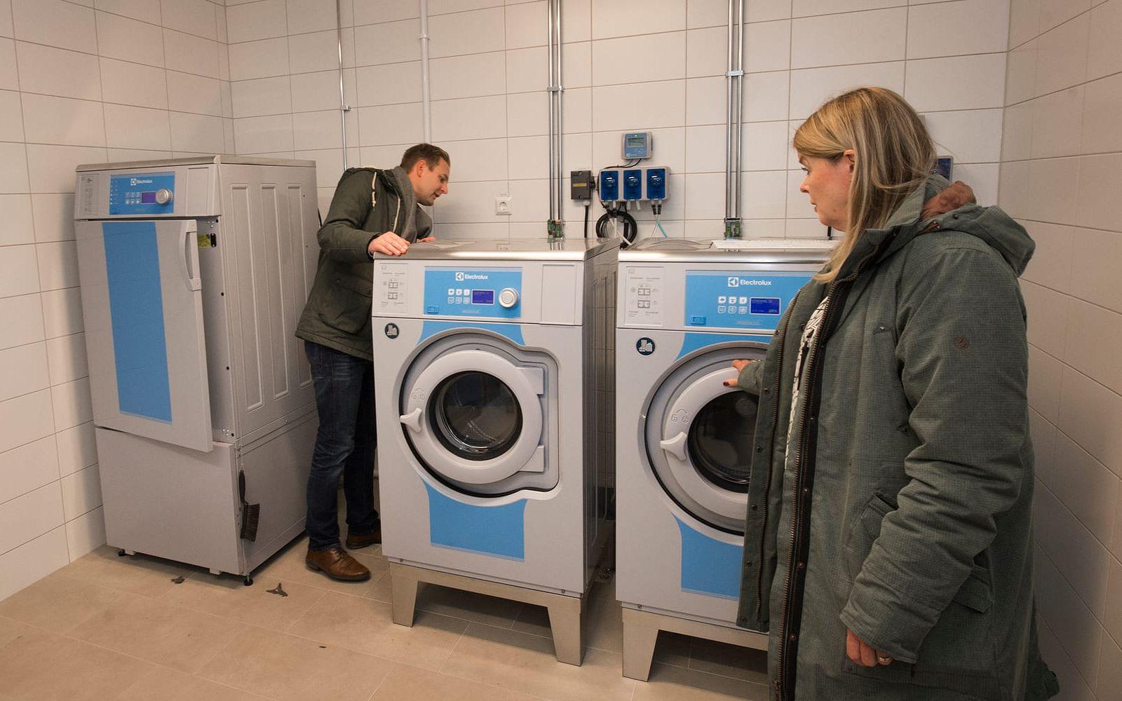 I tvättstugan. Per Svensson (S) och Ingrid Gustavsson (M) inspekterar tvättstugan som ska ta hand om många skitiga fotbollströjor så småningom.