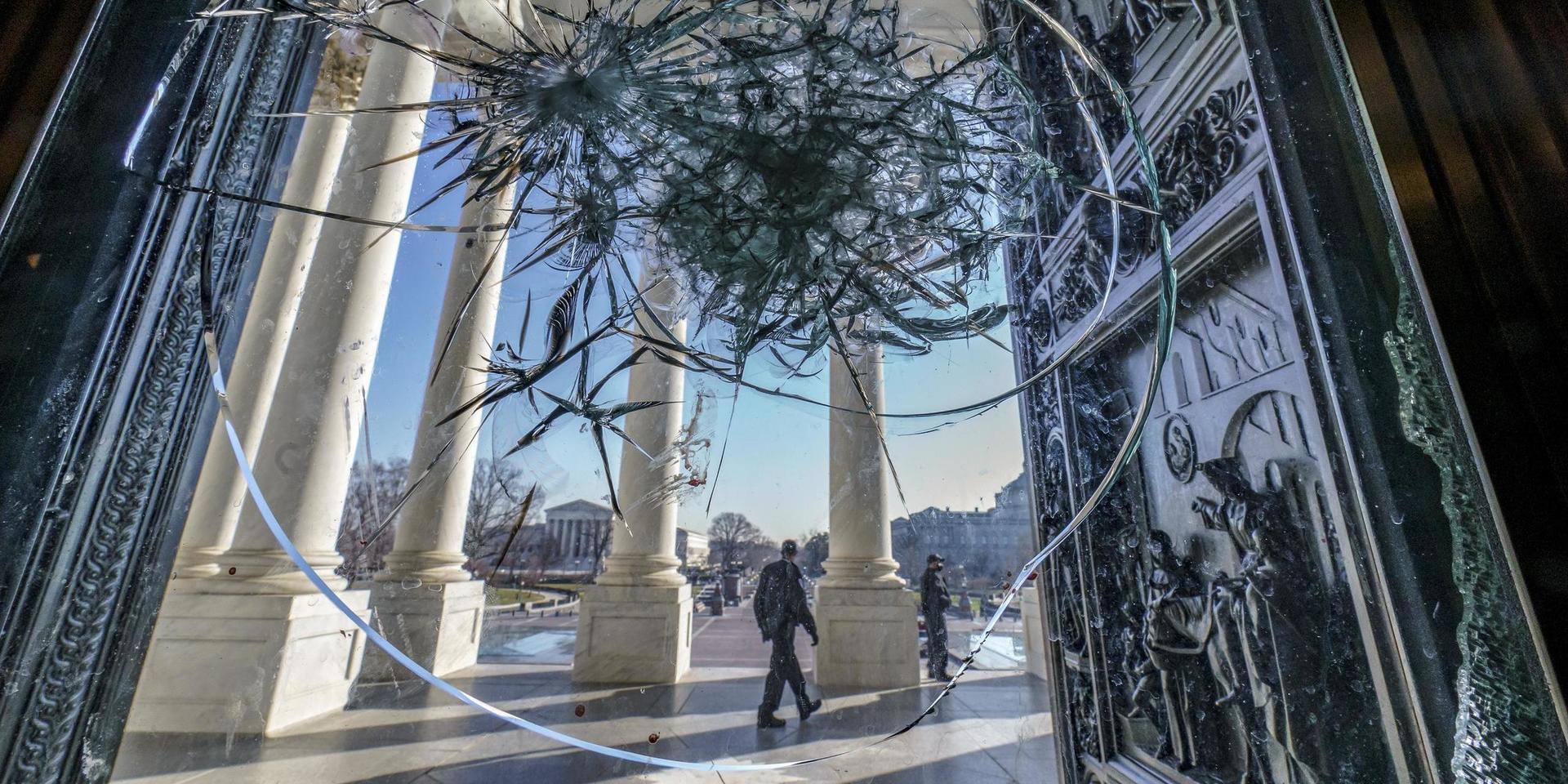 Krossat glas minner om förra veckans attack mot Capitolium i Washington. Insändarskribenten är inte förvånad över attacken.
