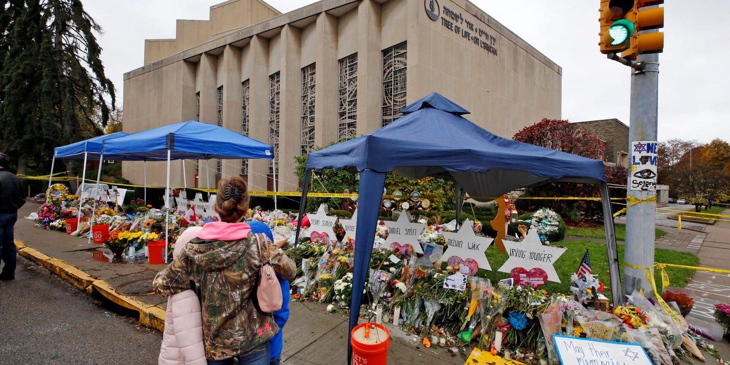 Sörjande har lämnat blommor utanför synagogan i Pittsburgh där elva personer sköts ihjäl. Arkivbild från den 3 november.