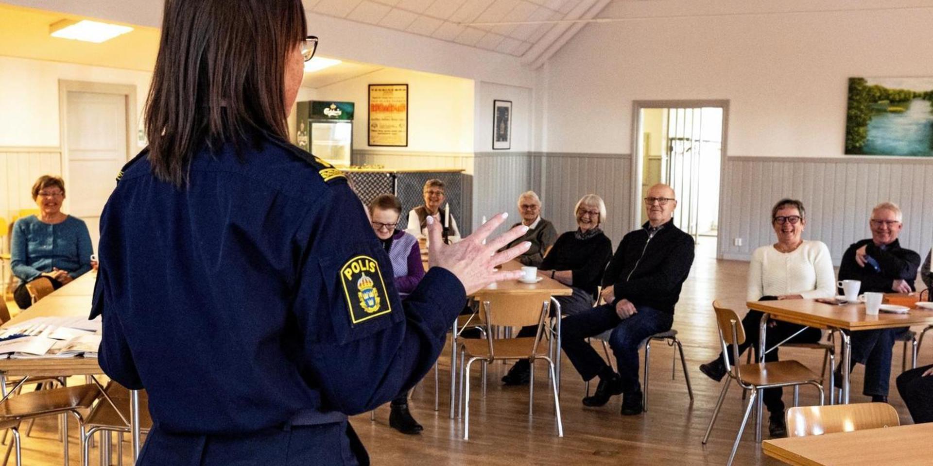 Kommunpolis Anneli Svensson och tf gruppchef Anders Persson besökte SPF Seniorerna i Vessigebro för att informera.