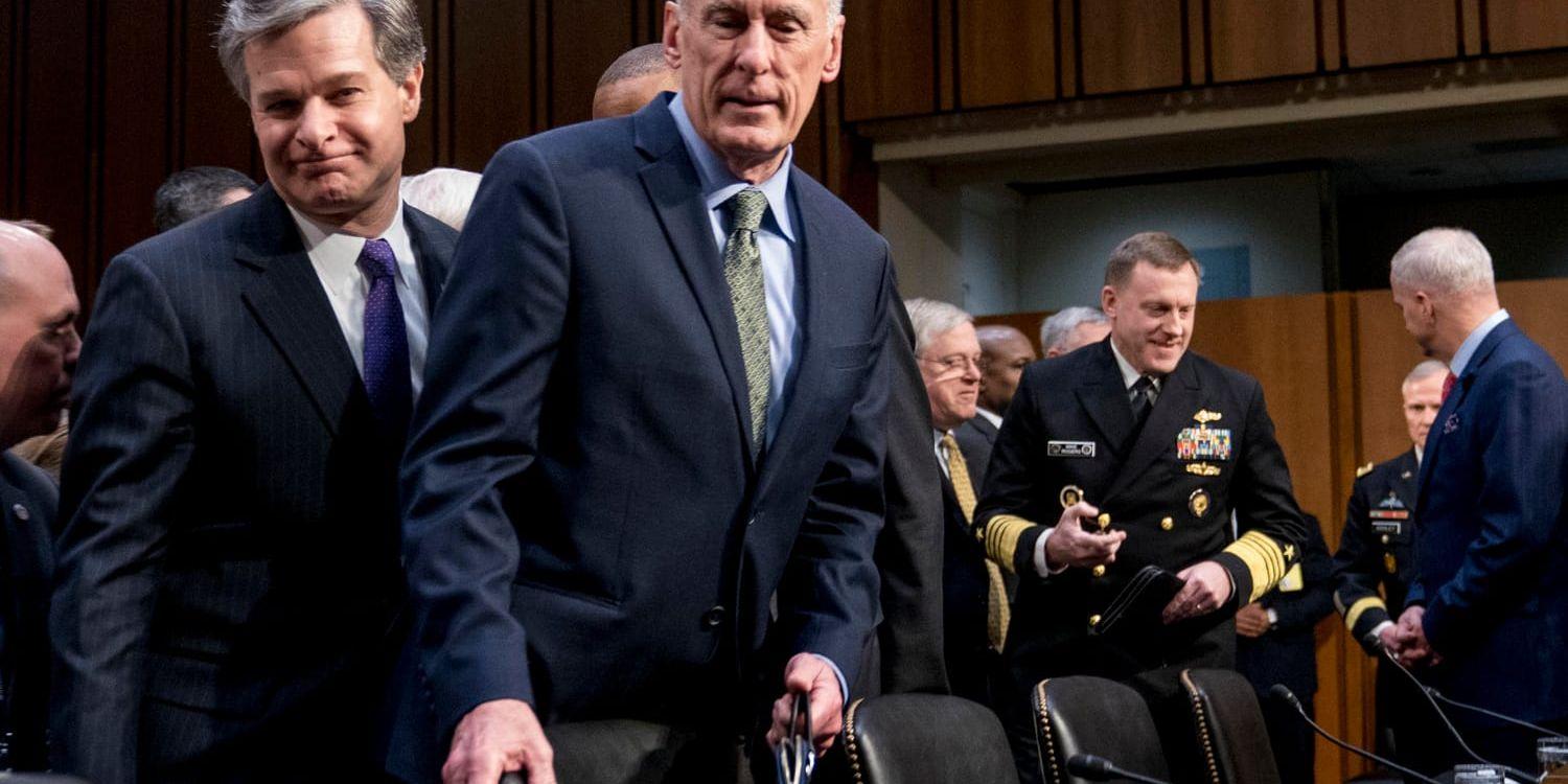 FBI-chefen Christopher Wray, till vänster, och USA:s nationelle underrättelsechef Dan Coats vid en utfrågning i senatens underrättelseutskott.