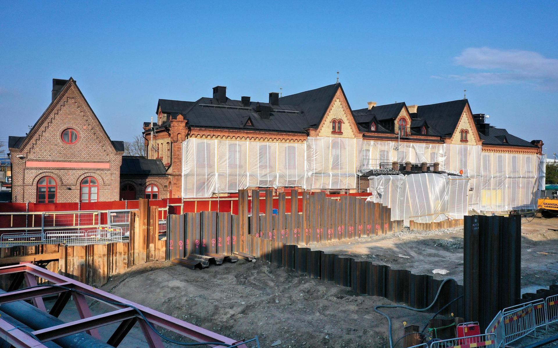 Den del av stationshuset som ska rivas (och så småningom byggas upp igen) är tillbyggnaden med huvudentrén mot Västra Vallgatan.